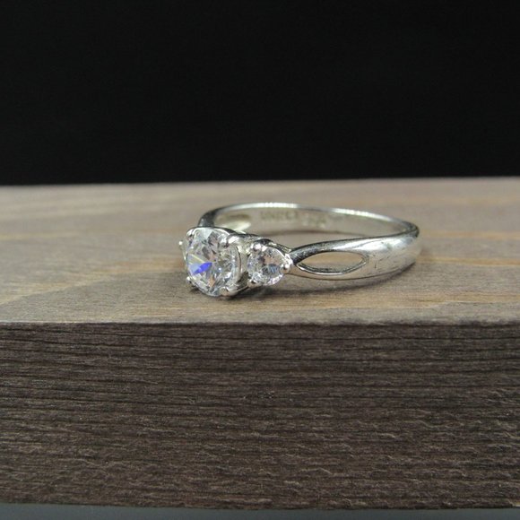 Size 7 Sterling Triple Round Cubic Zirconia Ring - Picture 2 of 8